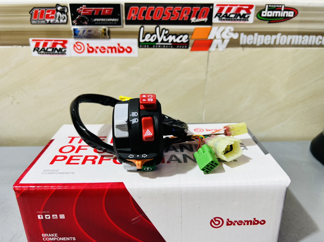 Cùm công tắc trái sử dụng được cho hầu hết các dòng xe trên thị trường